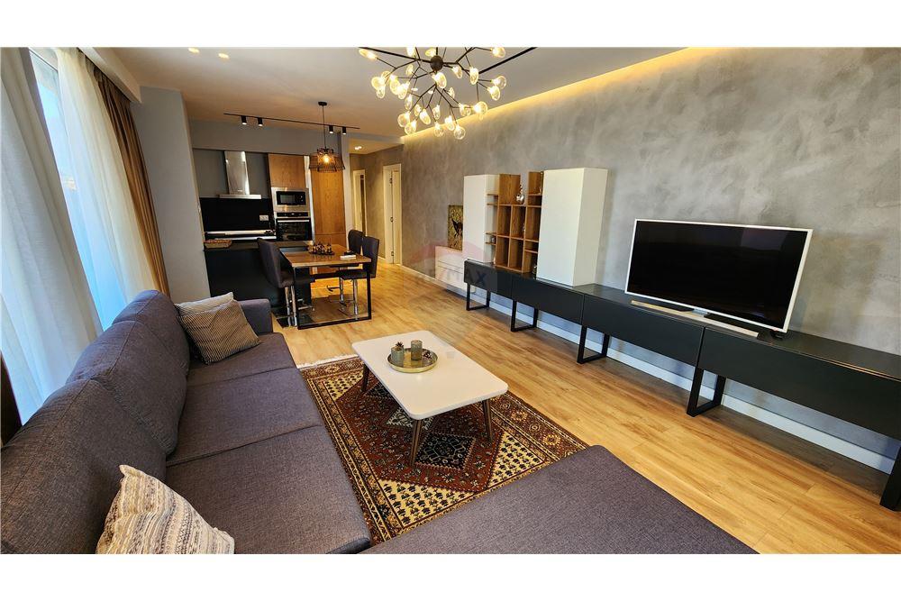Jepet me Qera apartament luksoz 2+1+2 poste parkimi tek RRuga Barrikadave-Qender