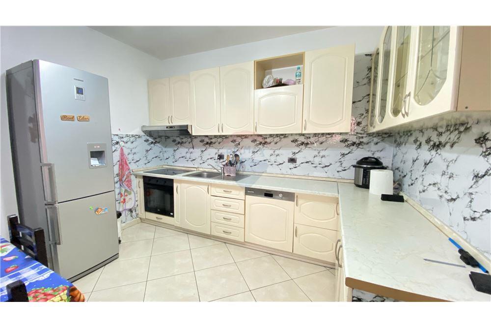 Shitet Apartament 2+1 tek Xhamlliku