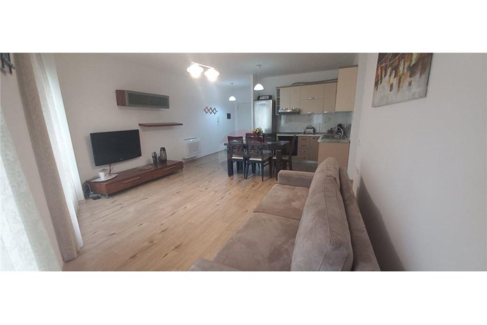 Jepet Apartament me qira  2+1 i mobiluar tek 21 Dhjetori
