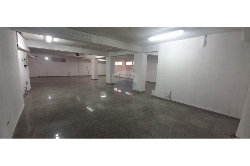 Tirane, jepet me qera ambjent biznesi , Kati -1, 200 m² 1,500 € (Mine Peza,Kafe Flora)