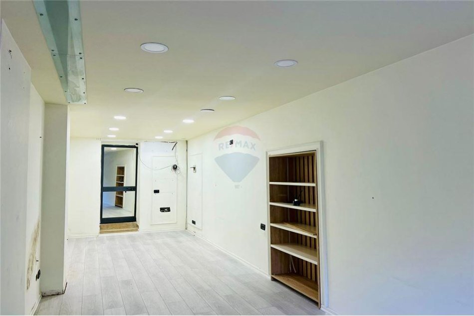 Tirane, jepet me qera dyqan Kati 0, 40 m² 1.200 € (Bulevardi Gjergj Fishta)