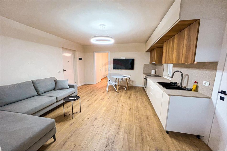 Tirane, shitet 2+1 Kati 4, 57 m² 140.000 € (9 Katshet, Qender)