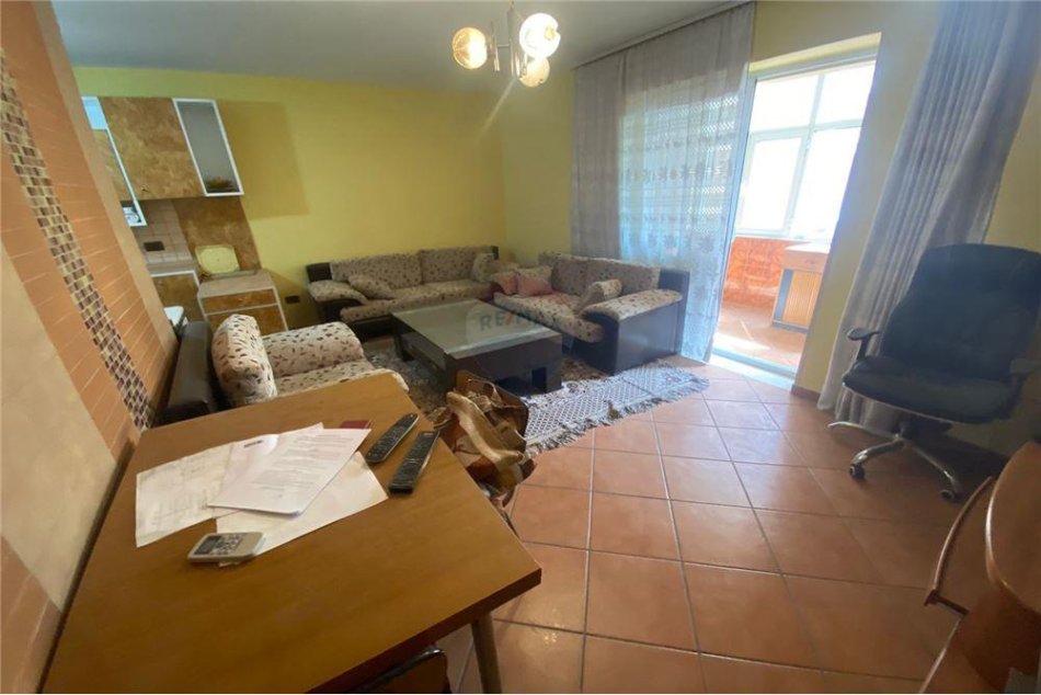 Tirane, jepet me qera apartament 2+1 Kati 4, 74 m² 470 € (- Brryli)