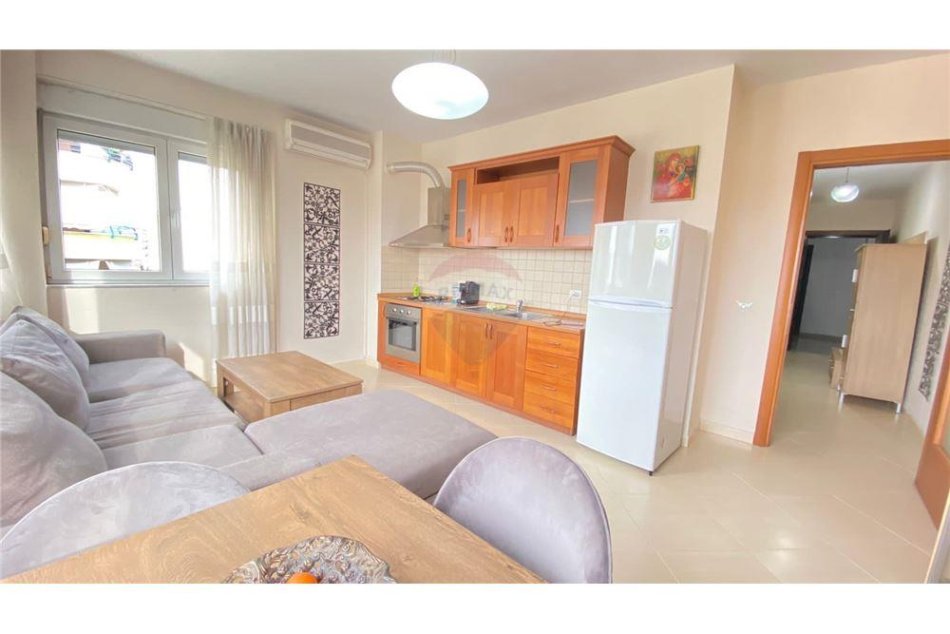 Tirane, jepet me qera apartament 1+1 Kati 3, 60 m² 600 € (Dervish Hima)