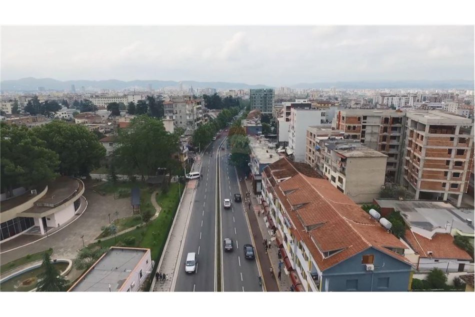 Tirane, jepet me qera ambjent biznesi Kati 1, 221 m² 1.500 € (Rruga e Dibres)