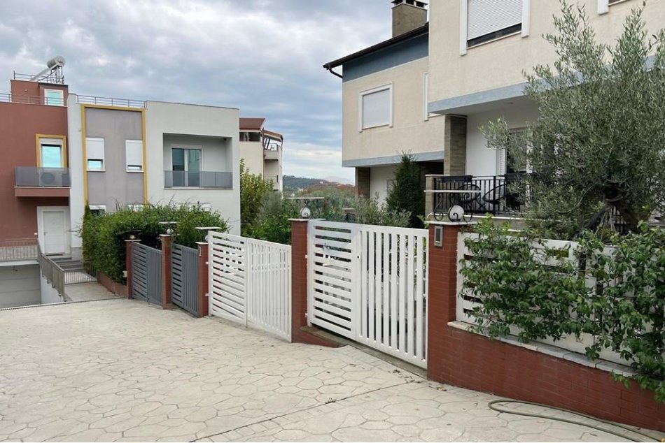 Tirane, jepet me qera 5+1+Ballkon Kati 0, 2.000 m² 2.000 € (TEG)