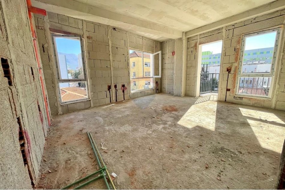 Tirane, shitet apartament 2+1 Kati 4, 91 m² 127.900 € (farmacia 10)