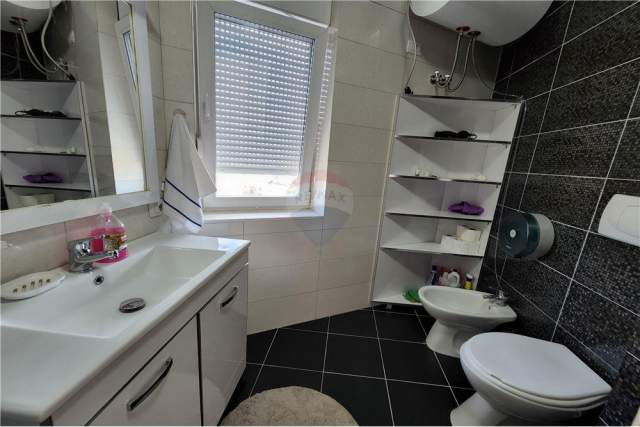 Tirane, jepet me qera apartament 2+1 Kati 9, 100 m² 550 Euro (Rr. Kavajes)