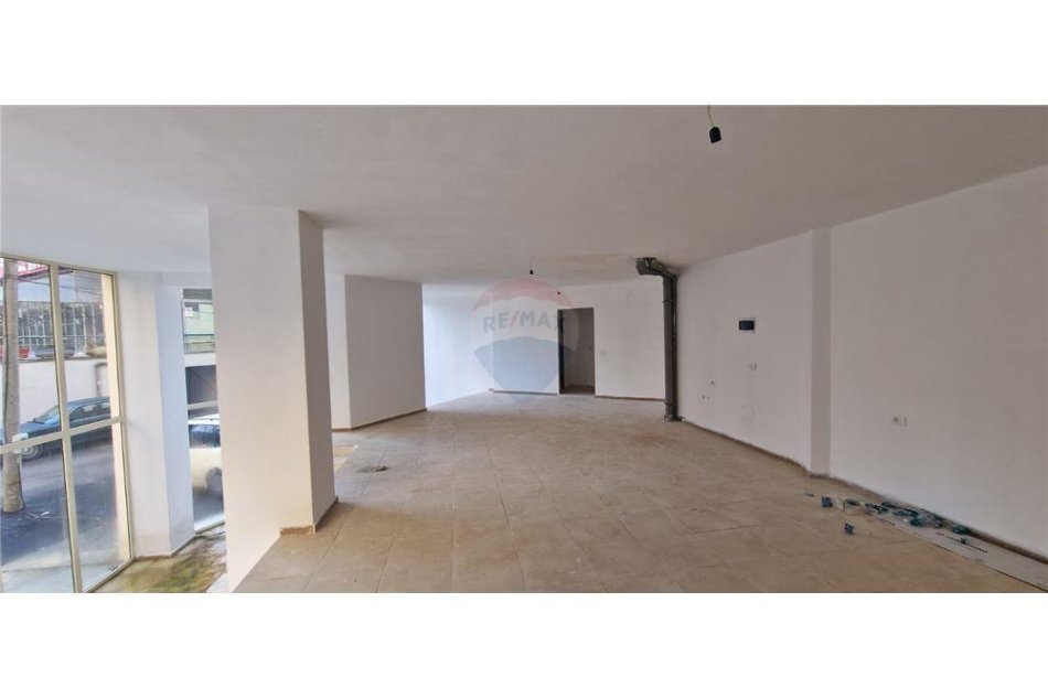 Tirane, jepet me qera ambjent biznesi , , 125 m² 800 € (Operacionale - Me Qira - Bulevardi Zogu I - Ministria e Drejtësis, Shqipëri Ambjent Komercial me QIRA)