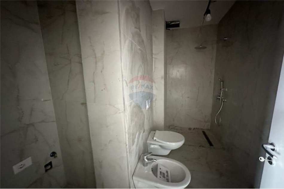 Tirane, jepet me qera apartament 3+1 Kati 15, 114 m² 1.200 € (Rruga e Kavajes)
