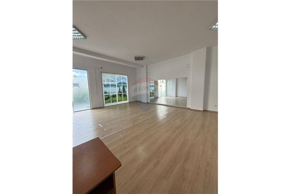 Tirane, jepet me qera dyqan Kati 0, 65 m² 400 € (QYTET STUDENTI)