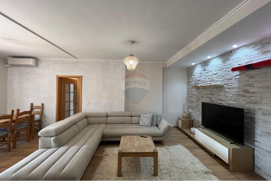 Tirane, jepet me qera apartament 2+1 Kati 7, 100 m² 600 € (Pallati me Shigjeta)
