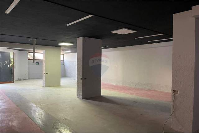 Tirane, shitet magazine Kati -1, 181 m² 900 Euro/m2 (Komuna  Parisit)