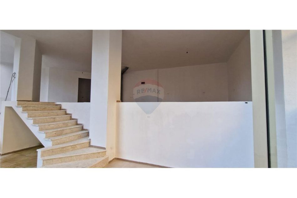Tirane, jepet me qera ambjent biznesi , , 125 m² 800 € (Operacionale - Me Qira - Bulevardi Zogu I - Ministria e Drejtësis, Shqipëri Ambjent Komercial me QIRA)