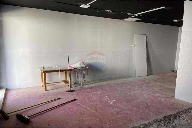 Tirane, shitet magazine Kati -1, 181 m² 900 Euro/m2 (Komuna  Parisit)