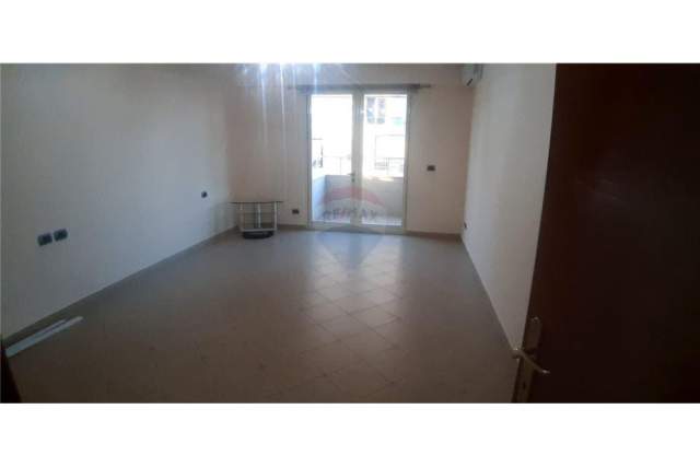 Tirane, jepet me qera zyre Kati 8, 75 m² 500 Euro (Pranë Ish Ekspozitës)