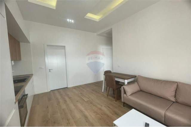 Tirane, jepet me qera apartament 1+1+BLK Kati 13, 63 m² 550 Euro (Komuna e Parisit)