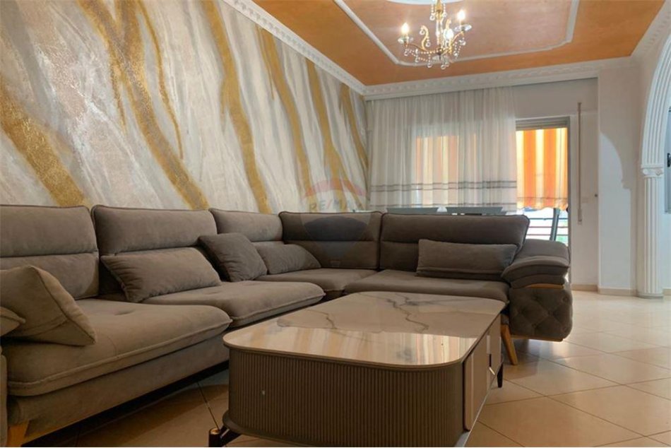 Tirane, jepet me qera apartament 2+1+Ballkon Kati 4, 115 m² 500 € (Liqeni i Thate)