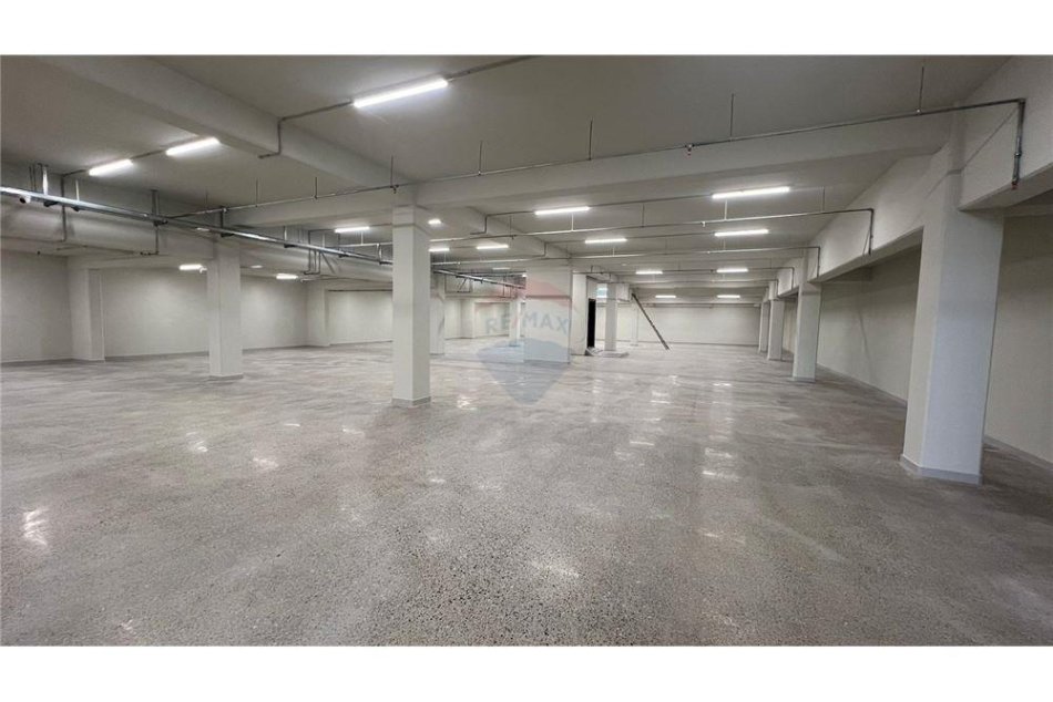 Tirane, jepet me qera ambjent biznesi Kati 2, 3.000 m² 15.000 € (Kashar)