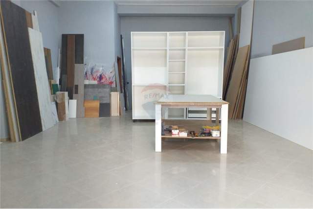 Tirane, shes dyqan Kati 0, 58 m² 120.000 Euro (astir)
