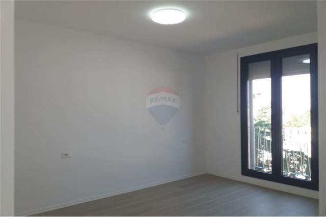 Tirane, jepet me qera apartament 1+1 Kati 3, 62 m² 350 Euro (Brryl)