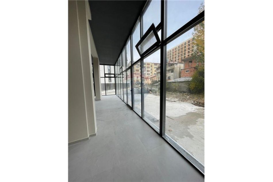 Tirane, shitet ambjent biznesi Kati 0, 109 m² 280.000 € (FUSHA E AVIACIONIT)