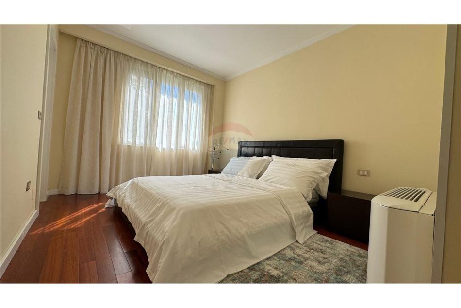 Tirane, jepet me qera apartament 2+1+Aneks+Ballkon, Kati 4, 120 m² 800 € (Ish Ekspozita)