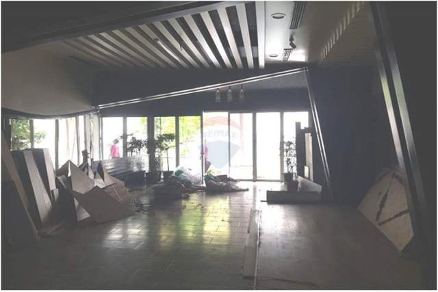 Tirane, jepet me qera dyqan 118 m² 1.100 Euro (Rruga e Kavajës)