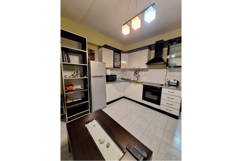 Tirane, shitet 1+1 , 60 m² 130.000 € (APARTAMENT 1+1 PER SHITJE PRANE PETRO NINIT)