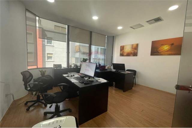 Tirane, jepet me qera zyre Kati 2, 20 m² 360 Euro (Kullat Binjake)