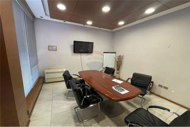 Tirane, jepet me qera zyre Kati 1, 95 m² 2.000 Euro (Kompleksi Delijorgji)
