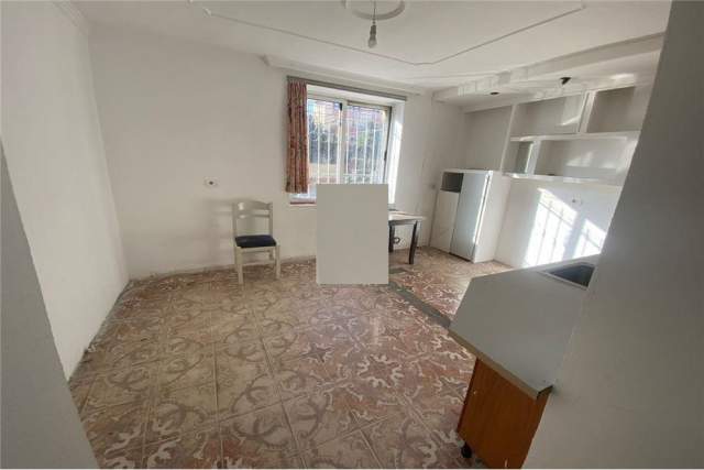Tirane, jepet me qera ambjent biznesi Kati 1, 35 m² 300 Euro (rruga e kavajes)