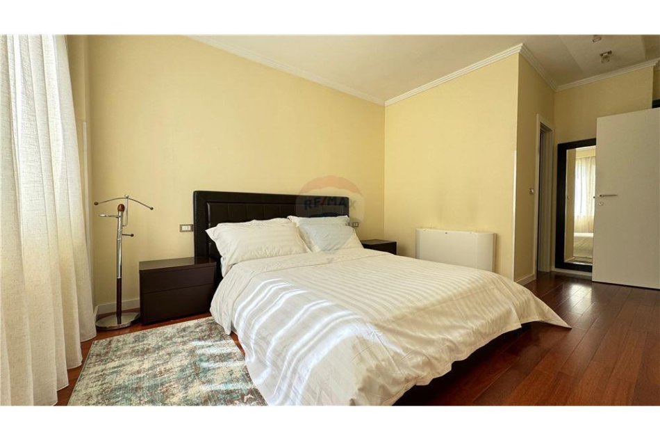 Tirane, jepet me qera apartament 2+1+Aneks+Ballkon, Kati 4, 120 m² 800 € (Ish Ekspozita)