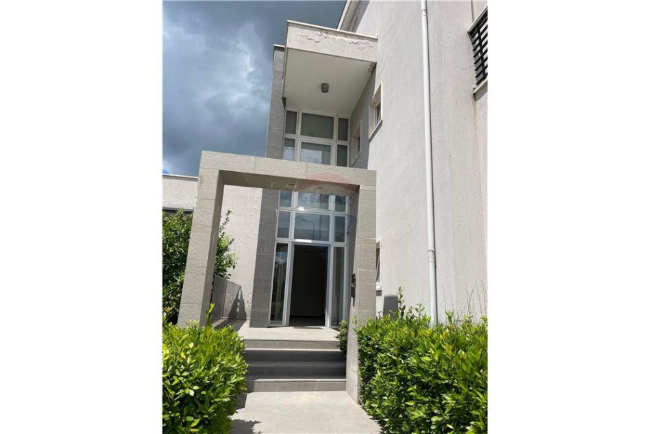 Tirane, jepet me qera Vile 5+1+Aneks+Ballkon Kati 1, 900 m² 4.000 € (Bathore)