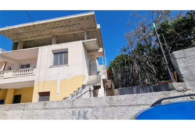 Vlore, shitet Vile 3 Katshe Kati 0, 390 m² 185.000 Euro (Rruga Dhimiter Konomi)