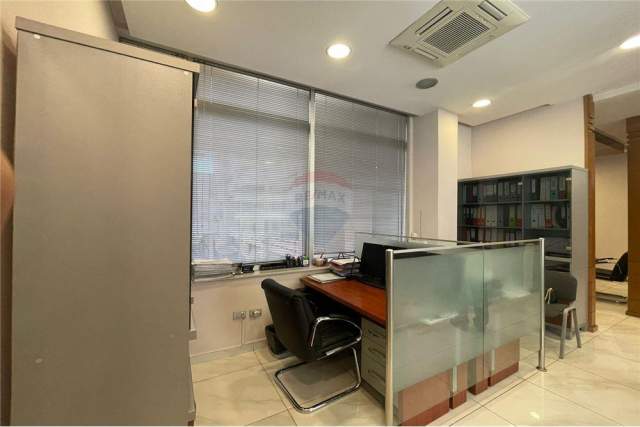 Tirane, jepet me qera zyre Kati 1, 95 m² 2.000 Euro (Kompleksi Delijorgji)