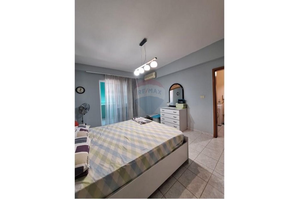 Tirane, shitet 1+1 , 60 m² 130.000 € (APARTAMENT 1+1 PER SHITJE PRANE PETRO NINIT)