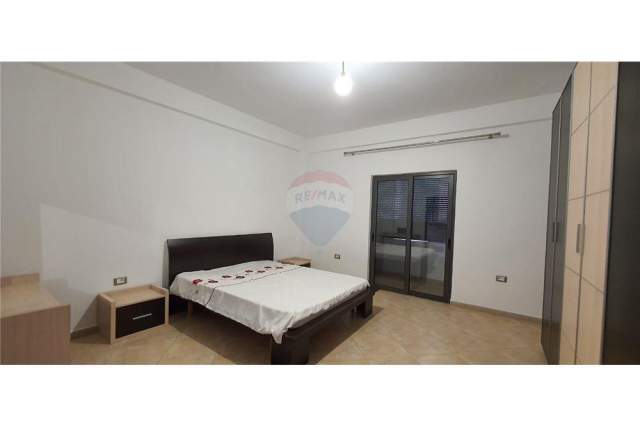 Tirane, jepet me qera apartament 2+1+A Kati 2, 150 m² 400 Euro (5 Maj)