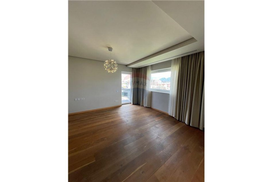 Tirane, jepet me qera Vile 5+1+Aneks+Ballkon Kati 1, 900 m² 4.000 € (Bathore)