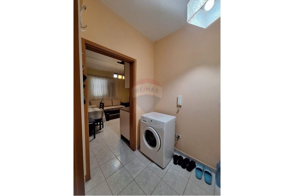 Tirane, shitet 1+1 , 60 m² 130.000 € (APARTAMENT 1+1 PER SHITJE PRANE PETRO NINIT)