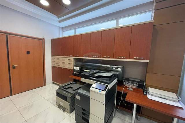 Tirane, jepet me qera zyre Kati 1, 95 m² 2.000 Euro (Kompleksi Delijorgji)