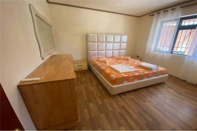 Tirane, jepet me qera Vile 4+1+BLK Kati 3, 248 m² 1.200 Euro (Te dogana Laprakee)