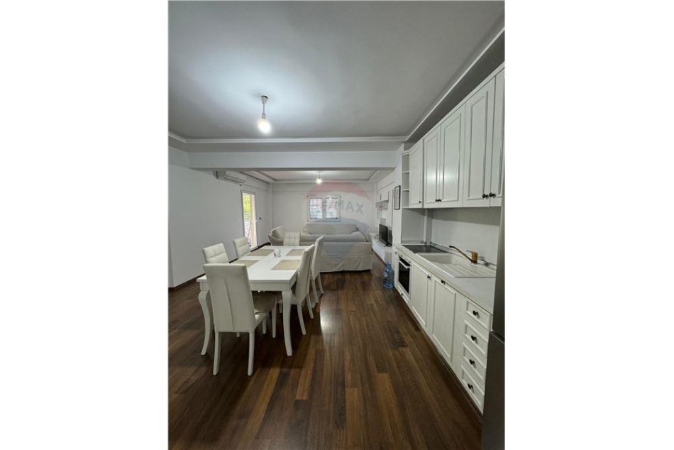 Tirane, jepet me qera apartament 2+1+Aneks+Ballkon, Kati 3, 120 m² 500 € (Laprakë,)