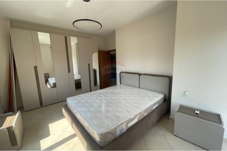 Tirane, jepet me qera apartament 2+1 Kati 3, 100 m² 800 € (Rruga e Kavajës,)