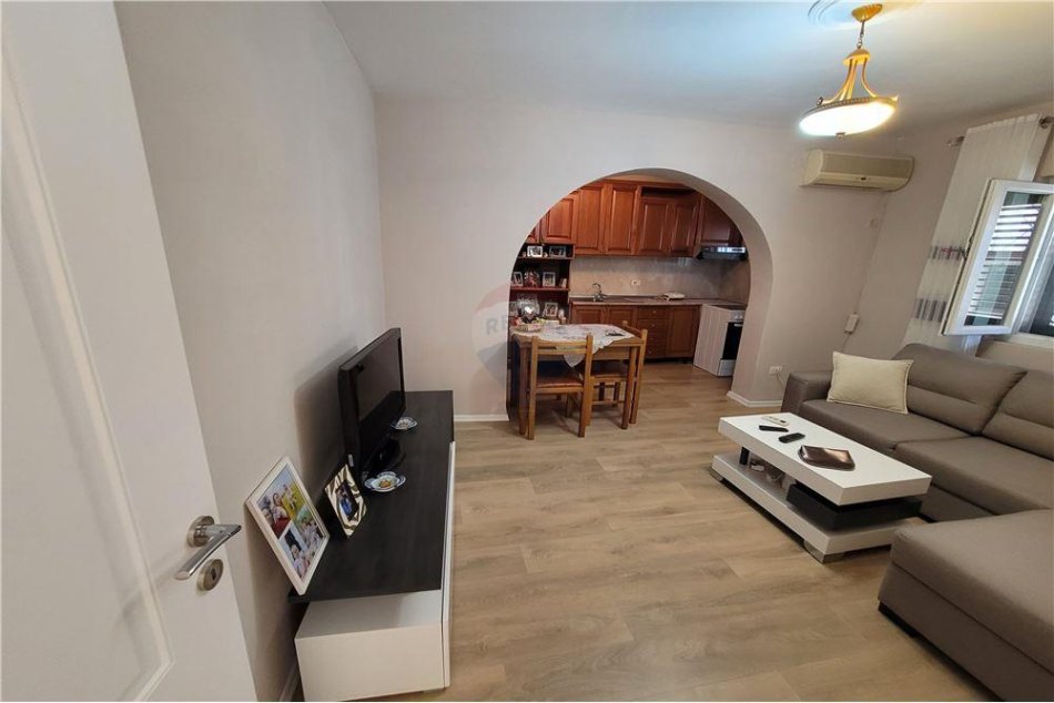 Tirane, jepet me qera apartament 1+1 Kati 1, 81 m² 500 € (Rruga Pjeter Budi - Qyteti Studenti,)