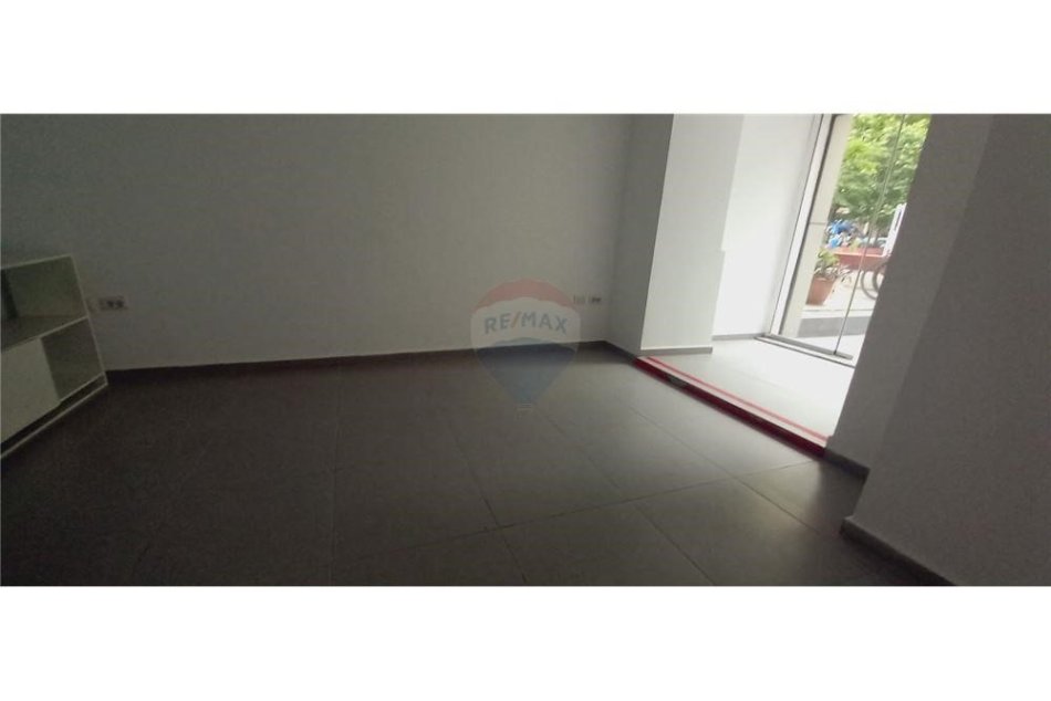 Tirane, shitet Kati 0, 36 m² 90.000 € (Dyqan ne Shitje tek Shallvaret)