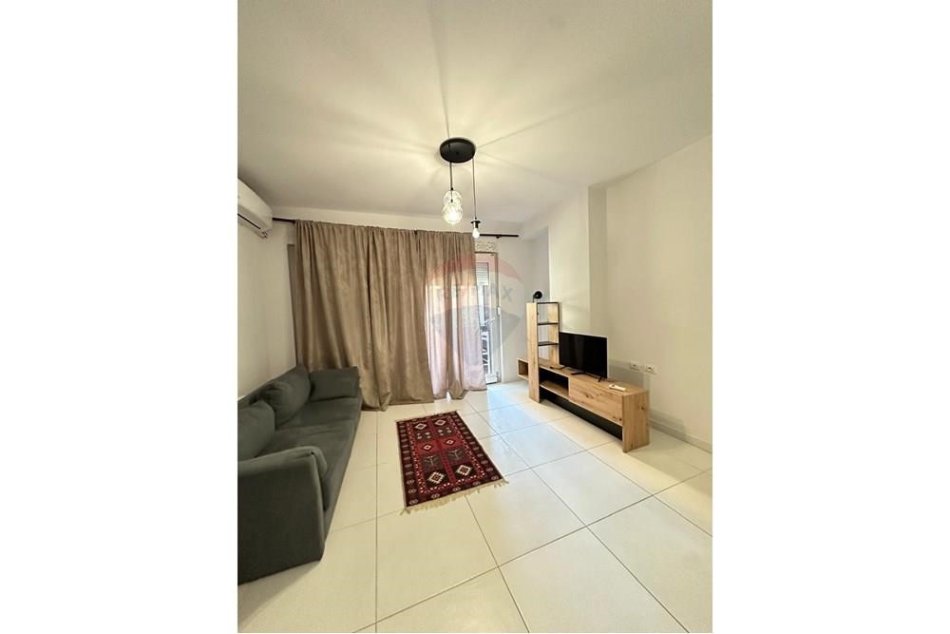 Tirane, jepet me qera apartament 1+1 Kati 0, 60 m² 600 € (APARTAMENT 1+1 RRUGA BARRIKADAVE)