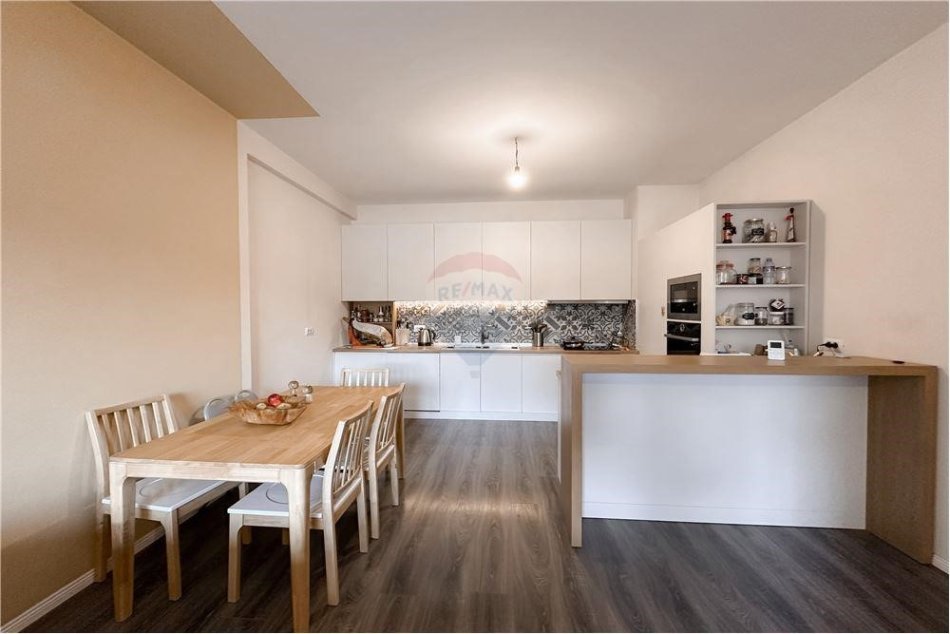 Tirane, shitet apartament 2+1 Kati 2, 101 m² 210.000 € (APARTAMENT 2+1 PER SHITJE PERBALL EUROPIANIT)