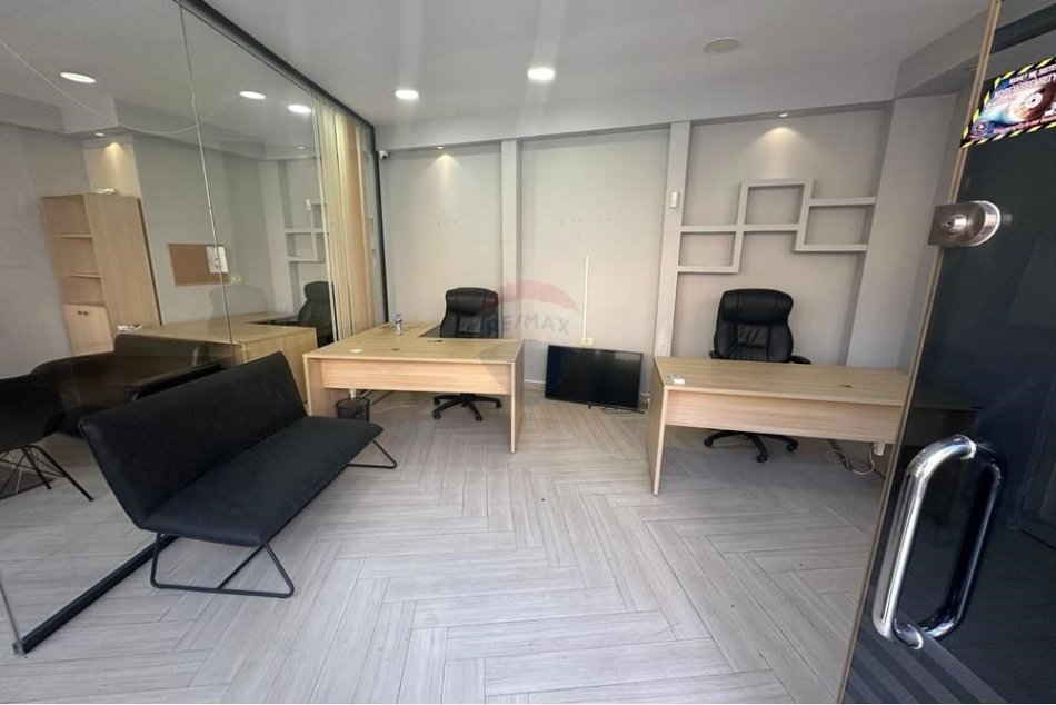 Tirane, jepet me qera zyre Kati 0, 49 m² 650 € (AMBIENT KOMERCIAL PER QIRA NE QENDER!)