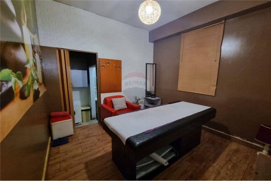 Tirane, shitet ambjent biznesi Kati 0, 70 m² 160.000 € (AMBIENT KOMERCIAL PER SHITJE TE KOMUNA E PARISIT!)